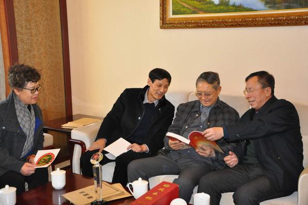 上将,饶洪桥少将与汇报组成员在一起汇报组在《中共党史出版社》留影