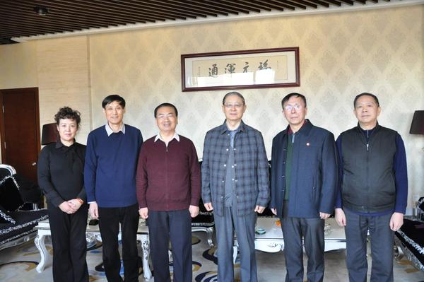 袁守芳上将,杜铁环上将,饶洪桥少将与汇报组成员在一起